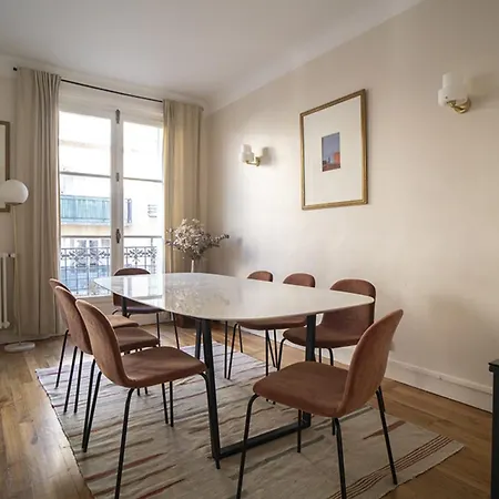 Spacious Refurbished Cocoon Apartament Paryż